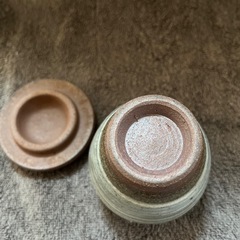 陶器 蓋付きカップの画像