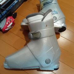 子ども用スキー板、スキー靴、ストックの画像