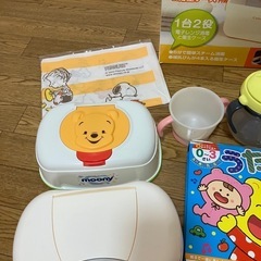 コンビ哺乳類消毒ケース、補助便座スタンド、テオテオストローマグ、おもちゃ、うたあそび絵本、おしり拭きケースの画像