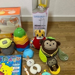 コンビ哺乳類消毒ケース、補助便座スタンド、テオテオストローマグ、おもちゃ、うたあそび絵本、おしり拭きケースの画像