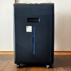 【新品・未使用】オートフィードシュレッダー シュレッダー しゅれったー電動 家庭用：自動連続細断220枚 マイクロクロスカット2x15mm 自動送り機能 細断時間60分 CD•カード細断可能 ホチキス対応 静音 業務用 キャスター付き 大容量ダストボックス35L ブラックの画像