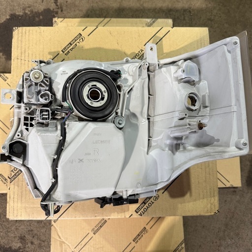 200系ハイエースLEDヘッドライト(右)
