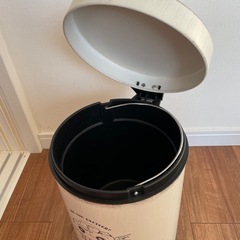 【お取引中】ヴィンテージ風合いゴミ箱の画像