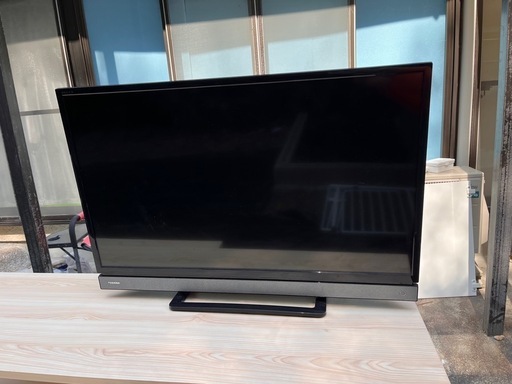 キッチンカウンター、椅子、テレビ