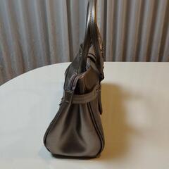 グレー合成皮革ハンドバッグの画像