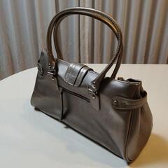 グレー合成皮革ハンドバッグの画像