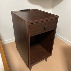 木製ナイトテーブル