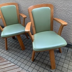 回転式肘付きダイニングテーブル2脚