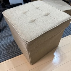 座れる折り畳み収納スツール