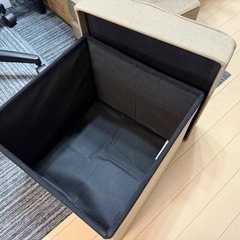 座れる折り畳み収納スツールの画像