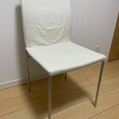 シンプルな椅子の画像