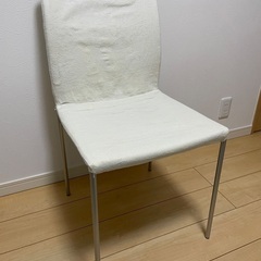 シンプルな椅子の画像