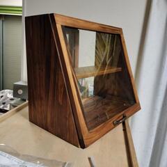 カウンター上収納　カントリー調の画像