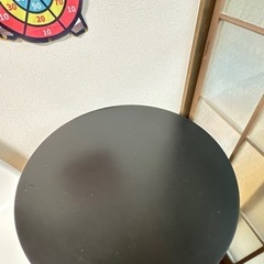 丸いテーブルの画像