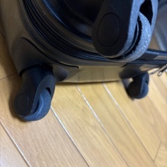 ‼️スーツケース‼️タイヤひとつ無し‼️あげますの画像