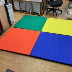 お値下げ中！ トーエイライト スポーツ軽量連結マット DX90 90×90cm 厚さ4cm 4枚セット(連結で180×180cm) マット運動、床運動、ストレッチマット 札幌市 豊平区 西岡の画像