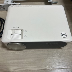 プロジェクターと天吊り金具の画像