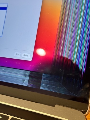 スペースグレーのMacBook Pro 2019、画面に損傷あり。
