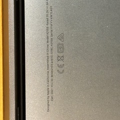 スペースグレーのMacBook Pro 2019、画面に損傷あり。の画像