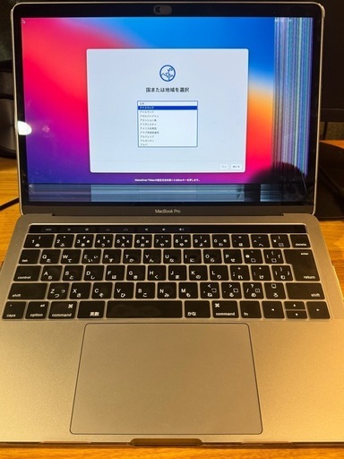 スペースグレーのMacBook Pro 2019、画面に損傷あり。
