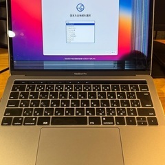 スペースグレーのMacBook Pro 2019、画面に損傷あり。の画像