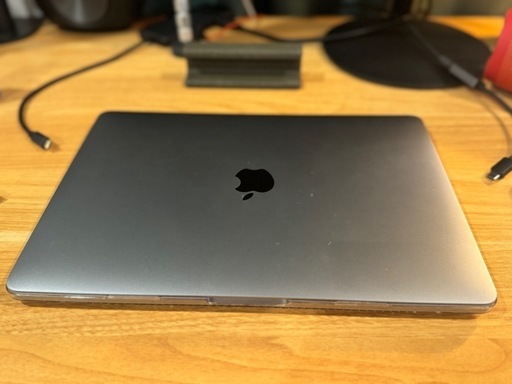 スペースグレーのMacBook Pro 2019、画面に損傷あり。