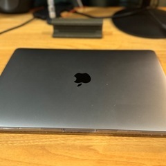 スペースグレーのMacBook Pro 2019、画面に損傷あり。