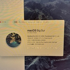 スペースグレーのMacBook Pro 2019、画面に損傷あり。の画像