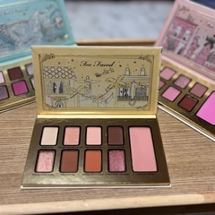 Too Faced Christmas around the World 限定版アイシャドウパレットの画像
