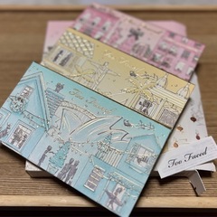 Too Faced Christmas around the World 限定版アイシャドウパレットの画像