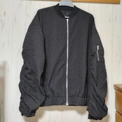 黒のブルゾン