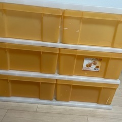 シャープテレビ＋衣装ケースの画像