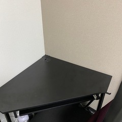 パソコンデスク + ゲーミングチェアの画像
