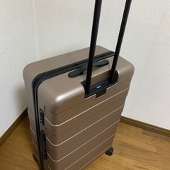 ピンクベージュ色Mサイズキャリーケース