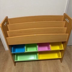おもちゃ入れと本棚