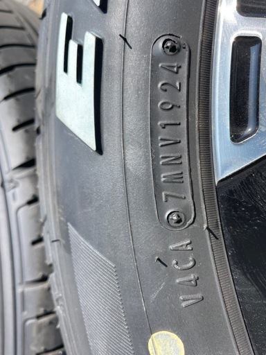 ハイエース　200系 ホワイトレター　4本　215/60R17
