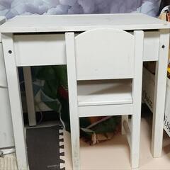 最終値下げ！可愛い子供用の白い机と椅子の画像