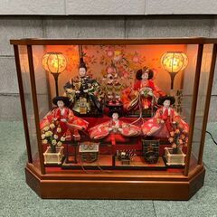 東京 久月 雛人形 ひな人形 ガラスケース 親王官女飾 オルゴール付 点灯 長井人形 幅55cm×奥行34cm×高さ45cm の画像