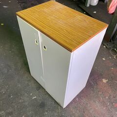 スチールキャビネット