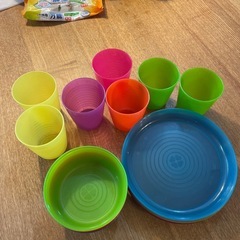 イケヤ　プラスチック皿とコップセットの画像