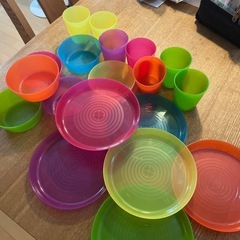 イケヤ　プラスチック皿とコップセットの画像