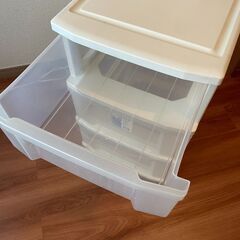 衣装ケース・白色・半透明