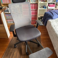 オフィスチェア(収納式オットマン付)の画像