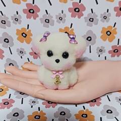 ピンクに染められた　オムツカットの小さなマルチーズちゃん　羊毛の画像