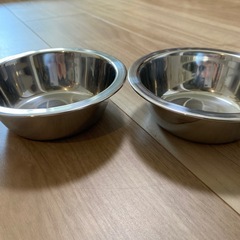 ペット用のお皿　水　エサ　金属の画像