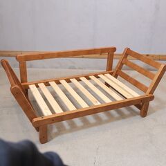 北欧デンマークのメーカーkarup(カーラップ)のパイン無垢材を使用したFuton2(フートン) カウチソファベッドです。 アームは可動式で2人掛けソファや来客時のベッドとしても活躍します♪ の画像