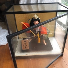 ガラスケース入り五月人形です。の画像