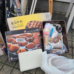 釣り竿・釣り道具・テニスラケットバッグ・鉄たこ焼き器・椅子・電気たこ焼き器の画像