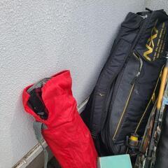 釣り竿・釣り道具・テニスラケットバッグ・鉄たこ焼き器・椅子・電気たこ焼き器の画像