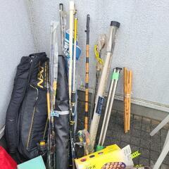 釣り竿・釣り道具・テニスラケットバッグ・鉄たこ焼き器・椅子・電気たこ焼き器の画像